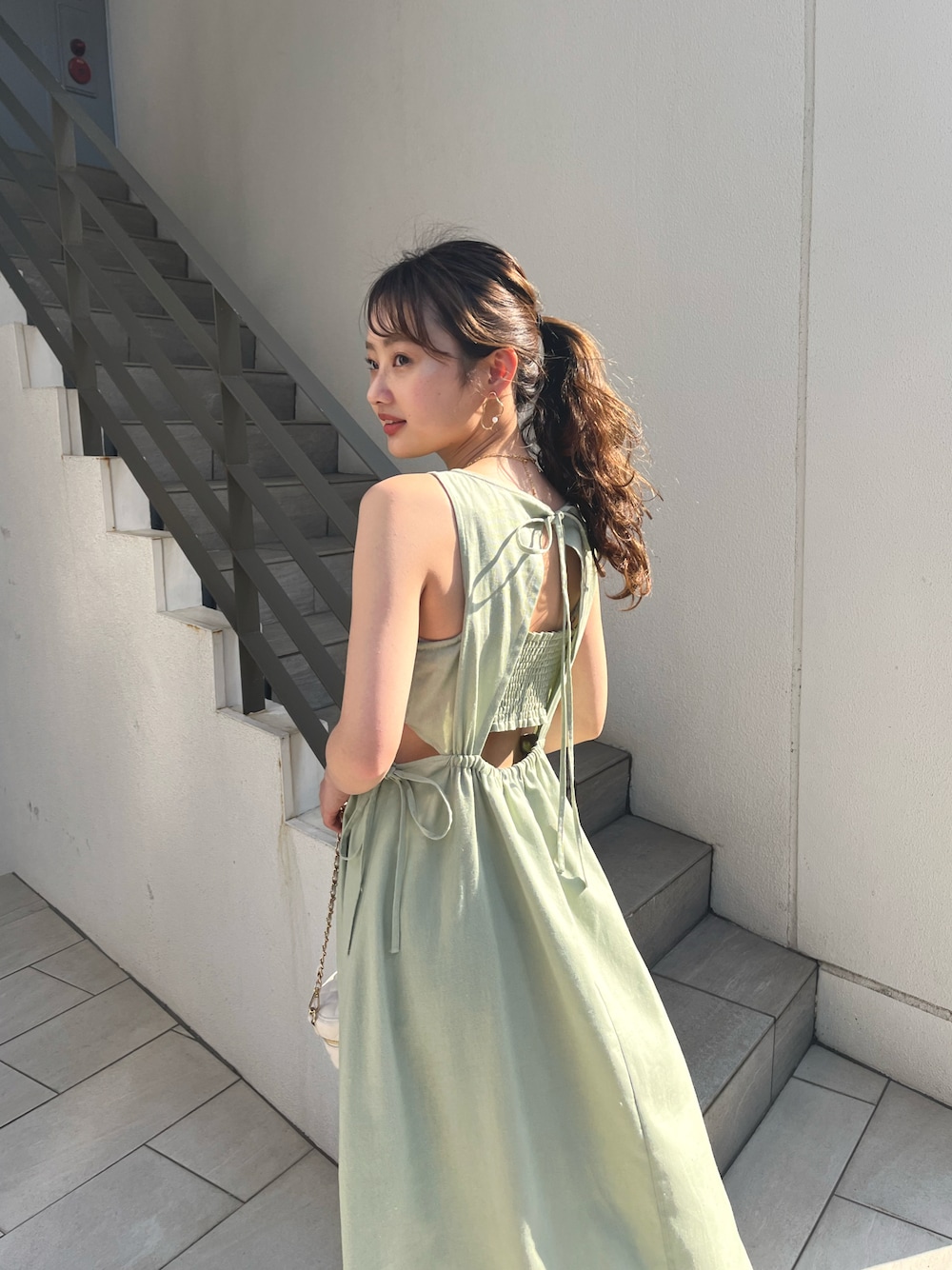 「夏コーデ、今日のコーデ、ワンピースコーデ、肌見せ、ノースリーブワンピース、ミントグリーン」｜「Chicoの【新色追加】BACK開きデザインノースリロングワンピース（ワンピース、グリーン系）」を使った、fuyuuさん（レディース・158cm）の夏コーディネートの1枚目の写真