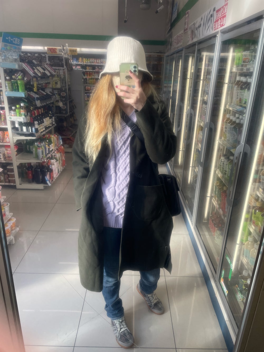 「ロングコート」｜「AZUL by moussyのアイテム（ニット/セーター、パープル系）」を使った、IZMさん（レディース・165cm）の冬コーディネートの1枚目の写真
