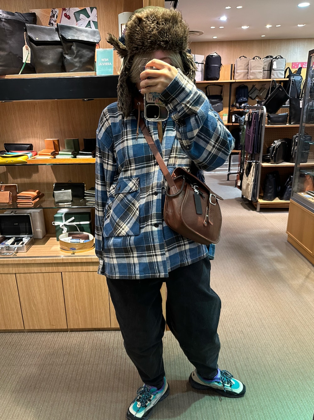 「TENBOXのアイテム（シャツ/ブラウス、ブルー系）」を使った、IZMさん（レディース・165cm）の冬コーディネートの1枚目の写真