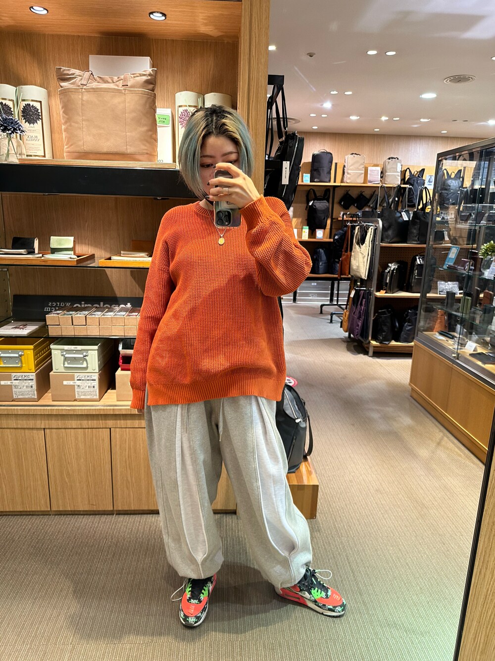 「GAPのアイテム（ニット/セーター、オレンジ系）」を使った、IZMさん（レディース・165cm）の春コーディネートの1枚目の写真