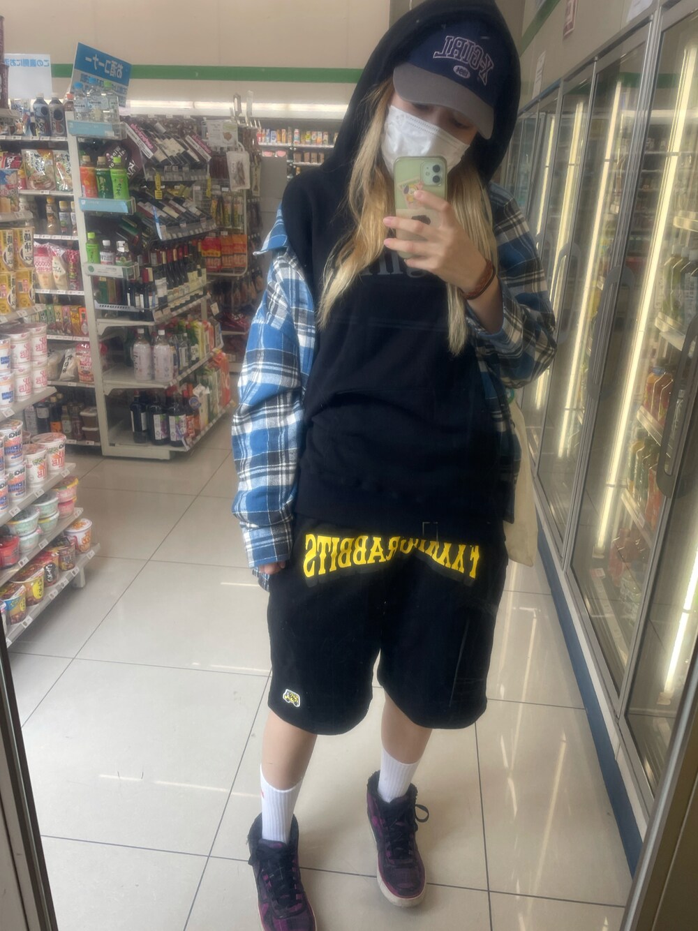 「X-girlのアイテム（キャップ、ブルー系）」を使った、IZMさん（レディース・165cm）の秋コーディネートの1枚目の写真
