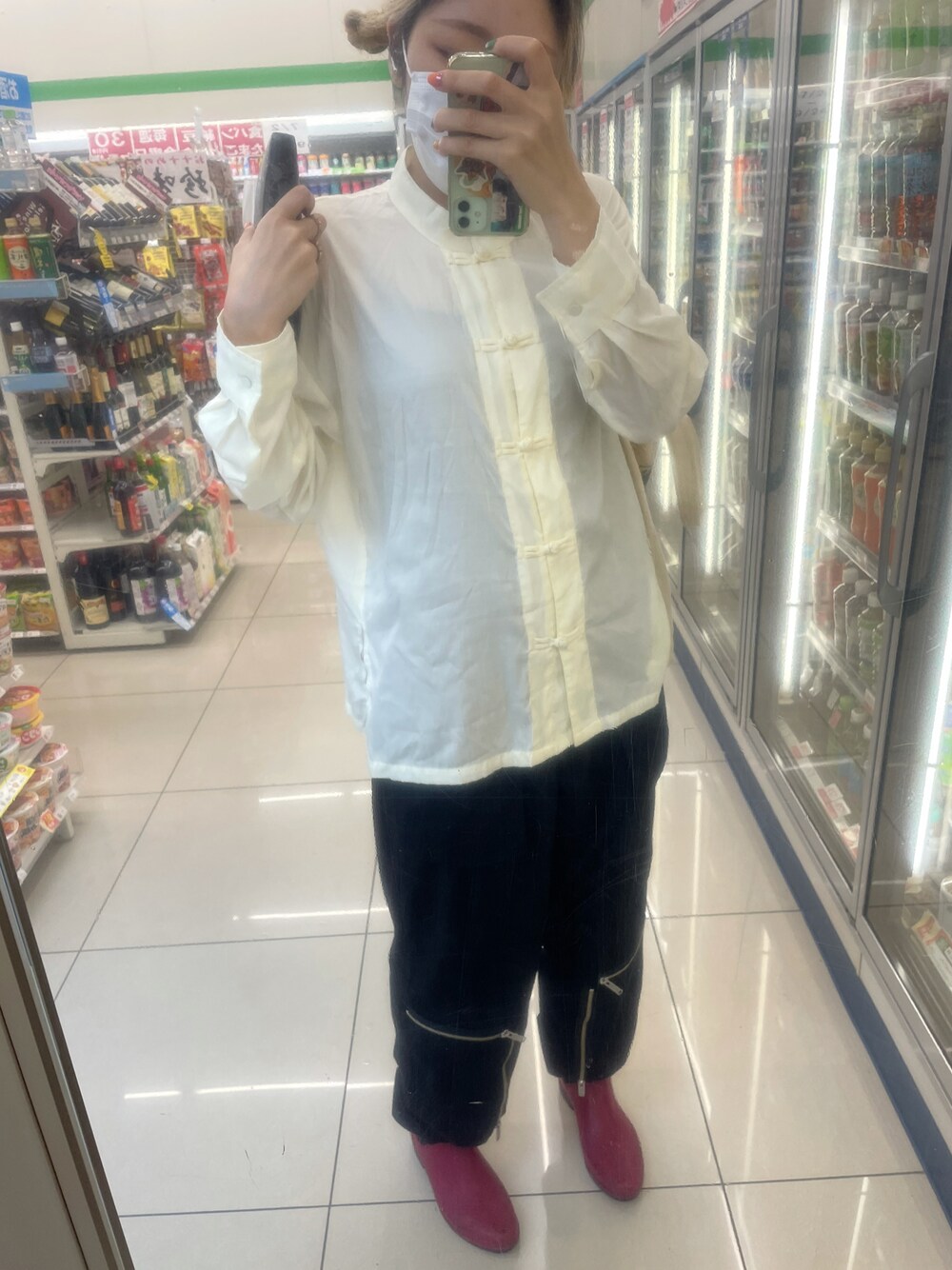 「tiptopのアイテム（シャツ/ブラウス、ホワイト系）」を使った、IZMさん（レディース・165cm）の夏コーディネートの1枚目の写真
