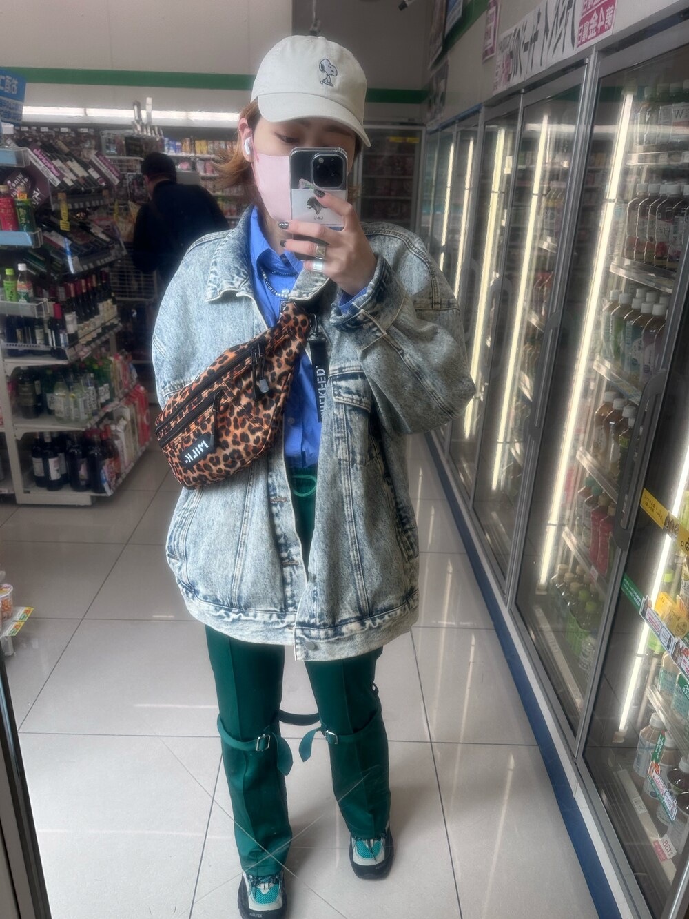 「すぬーぴーみゅーじあむのグッズのアイテム（キャップ、ホワイト系）」を使った、IZMさん（レディース・165cm）の春コーディネートの1枚目の写真