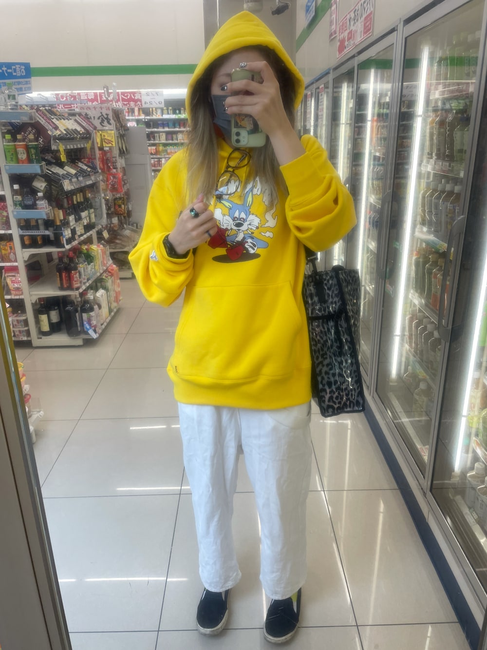 「FR2のアイテム（パーカー、イエロー系）」を使った、IZMさん（レディース・165cm）の秋コーディネートの1枚目の写真