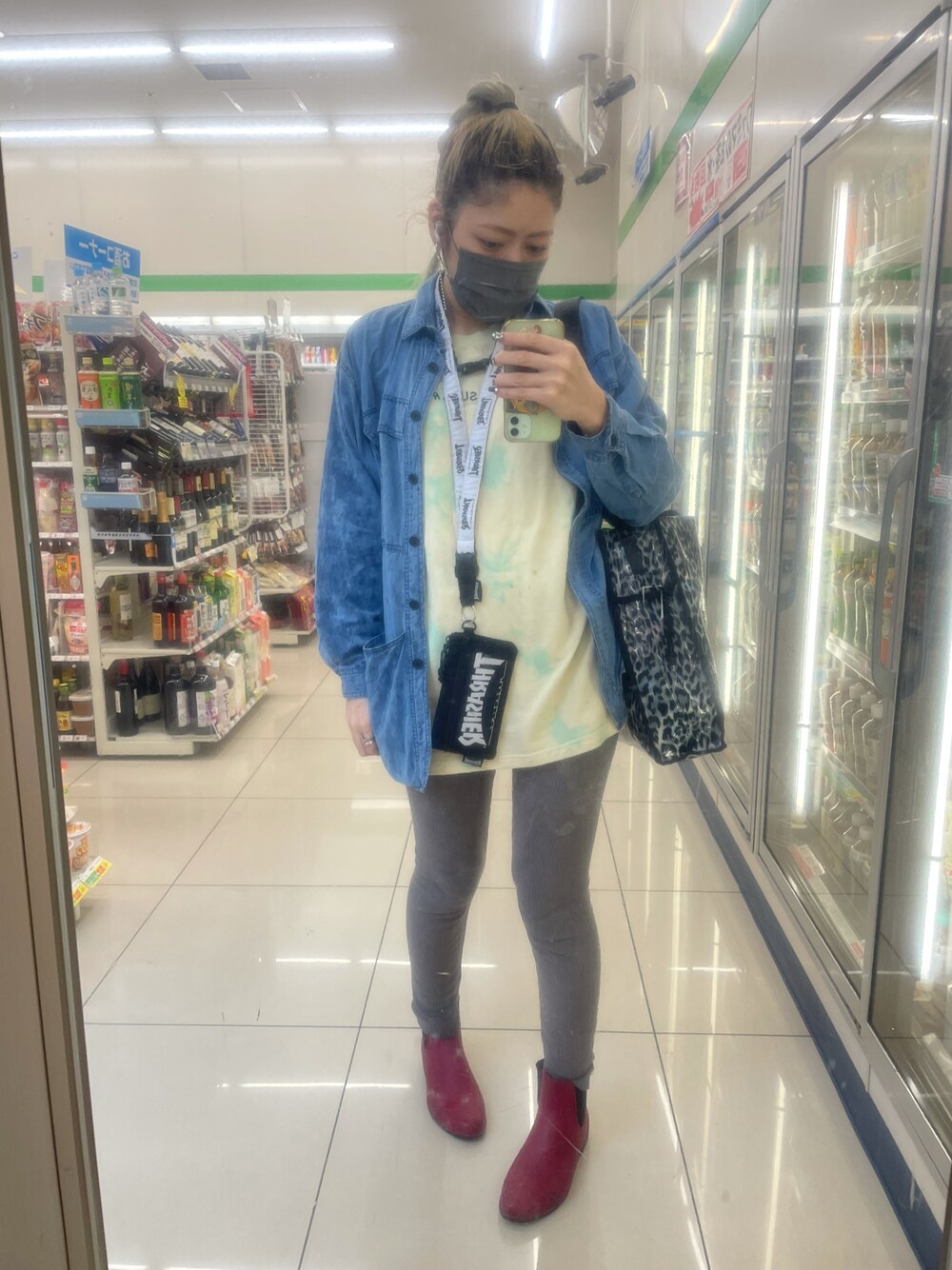 「CUBE SUGARのアイテム（Tシャツ/カットソー、グリーン系）」を使った、IZMさん（レディース・165cm）の秋コーディネートの1枚目の写真
