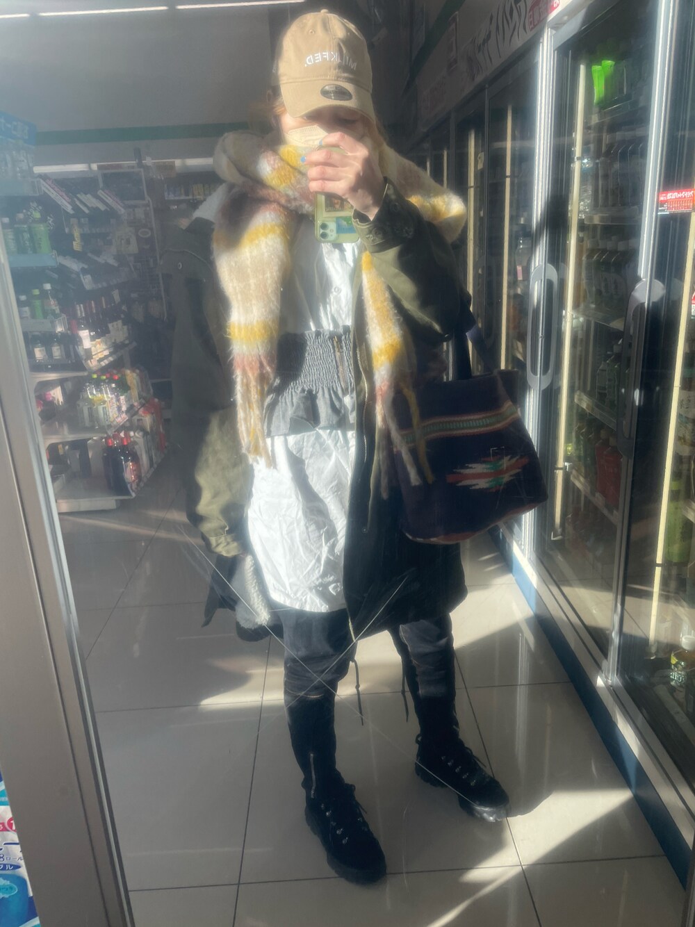 「MILKFED.のアイテム（キャップ、ベージュ系）」を使った、IZMさん（レディース・165cm）の冬コーディネートの1枚目の写真
