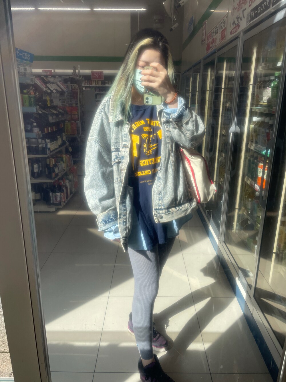 「sevensのアイテム（Tシャツ/カットソー、ブルー系）」を使った、IZMさん（レディース・165cm）の秋コーディネートの1枚目の写真