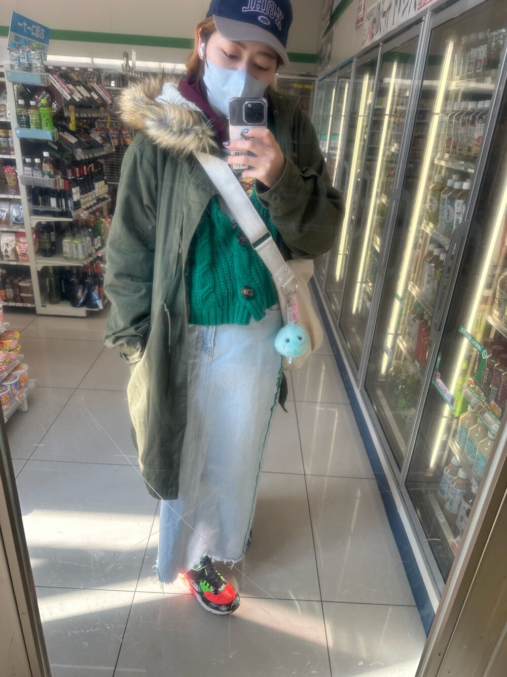 「Confirmのアイテム（モッズコート、グリーン系）」を使った、IZMさん（レディース・165cm）の春コーディネートの1枚目の写真