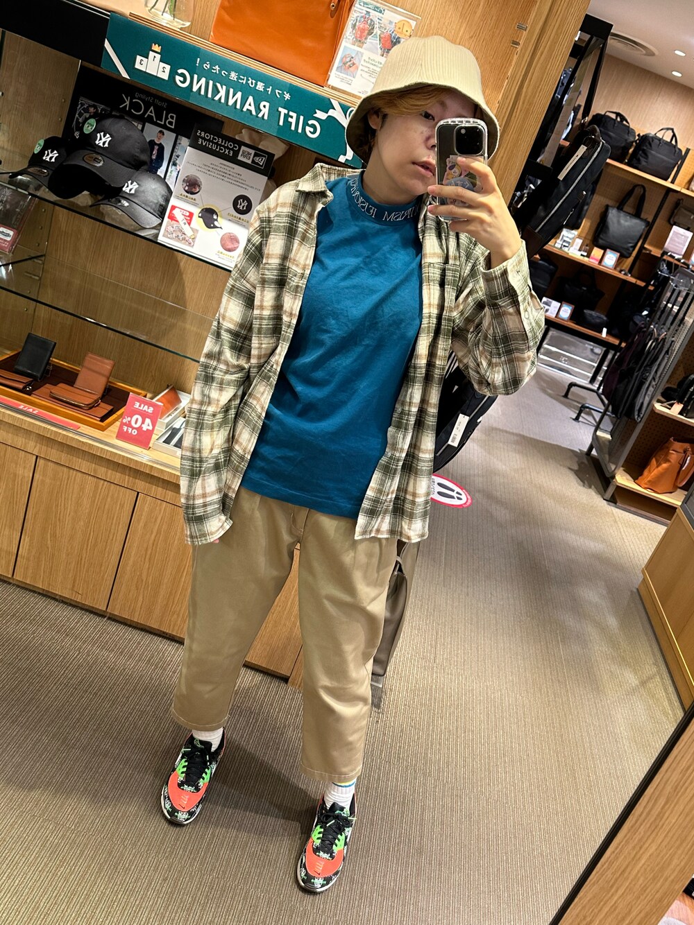 「Rubenのアイテム（ハット、ホワイト系）」を使った、IZMさん（レディース・165cm）の秋コーディネートの1枚目の写真