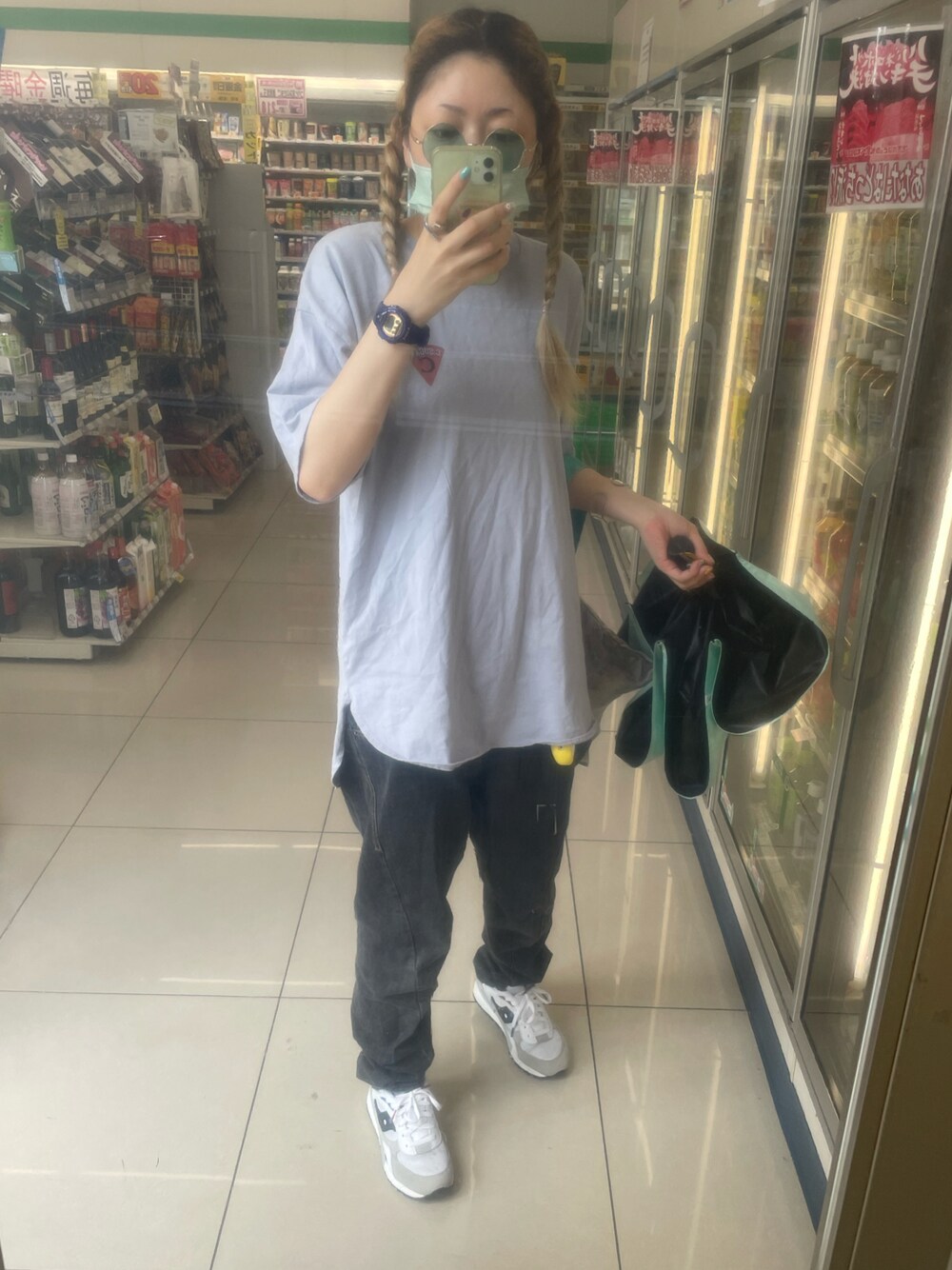 「CUBE SUGARのアイテム（Tシャツ/カットソー、ブルー系）」を使った、IZMさん（レディース・165cm）の夏コーディネートの1枚目の写真
