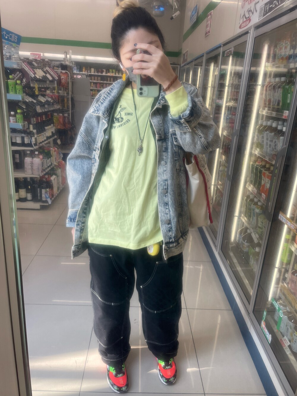 「X-girlのアイテム（Tシャツ/カットソー、イエロー系）」を使った、IZMさん（レディース・165cm）の春コーディネートの1枚目の写真