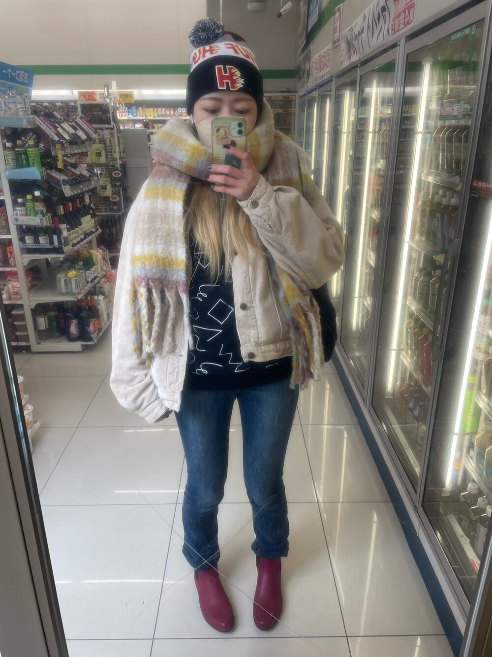 「HUFのアイテム（ニットキャップ/ビーニー、ブラック系）」を使った、IZMさん（レディース・165cm）の冬コーディネートの1枚目の写真
