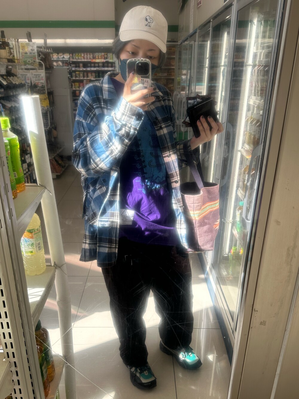 「すぬーぴーみゅーじあむのグッズのアイテム（キャップ、ホワイト系）」を使った、IZMさん（レディース・165cm）の秋コーディネートの1枚目の写真