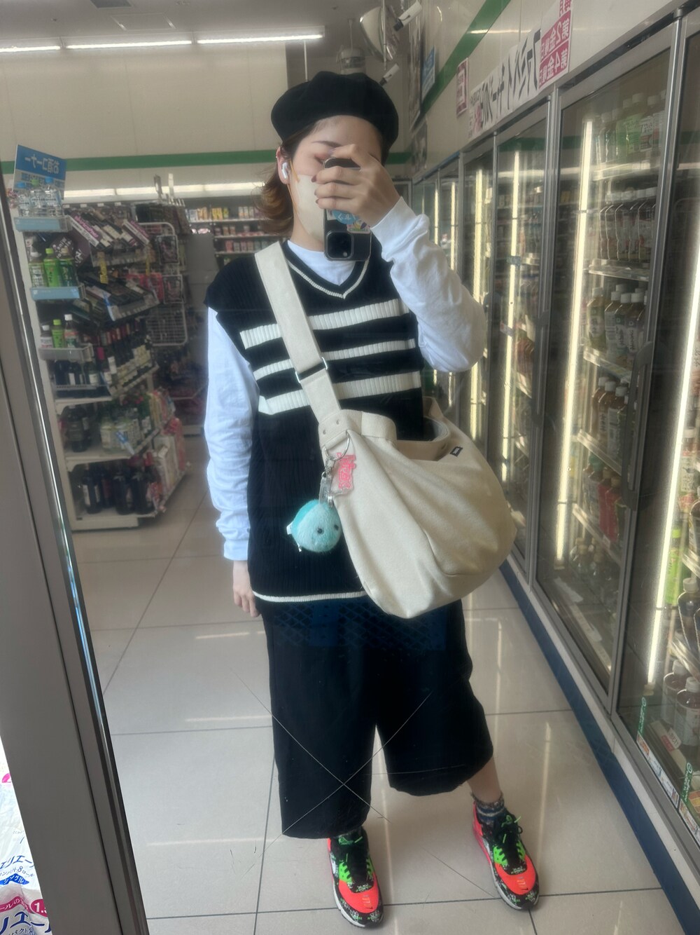 「Right-onのアイテム（ハンチング/ベレー帽、ブラック系）」を使った、IZMさん（レディース・165cm）の春コーディネートの1枚目の写真
