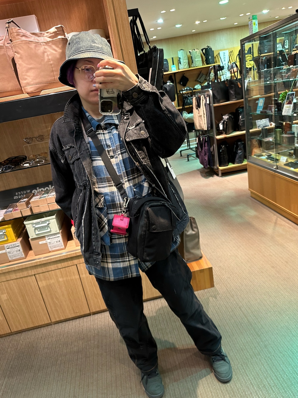 「NEW ERAのアイテム（ハット、ブルー系）」を使った、IZMさん（レディース・165cm）の春コーディネートの1枚目の写真