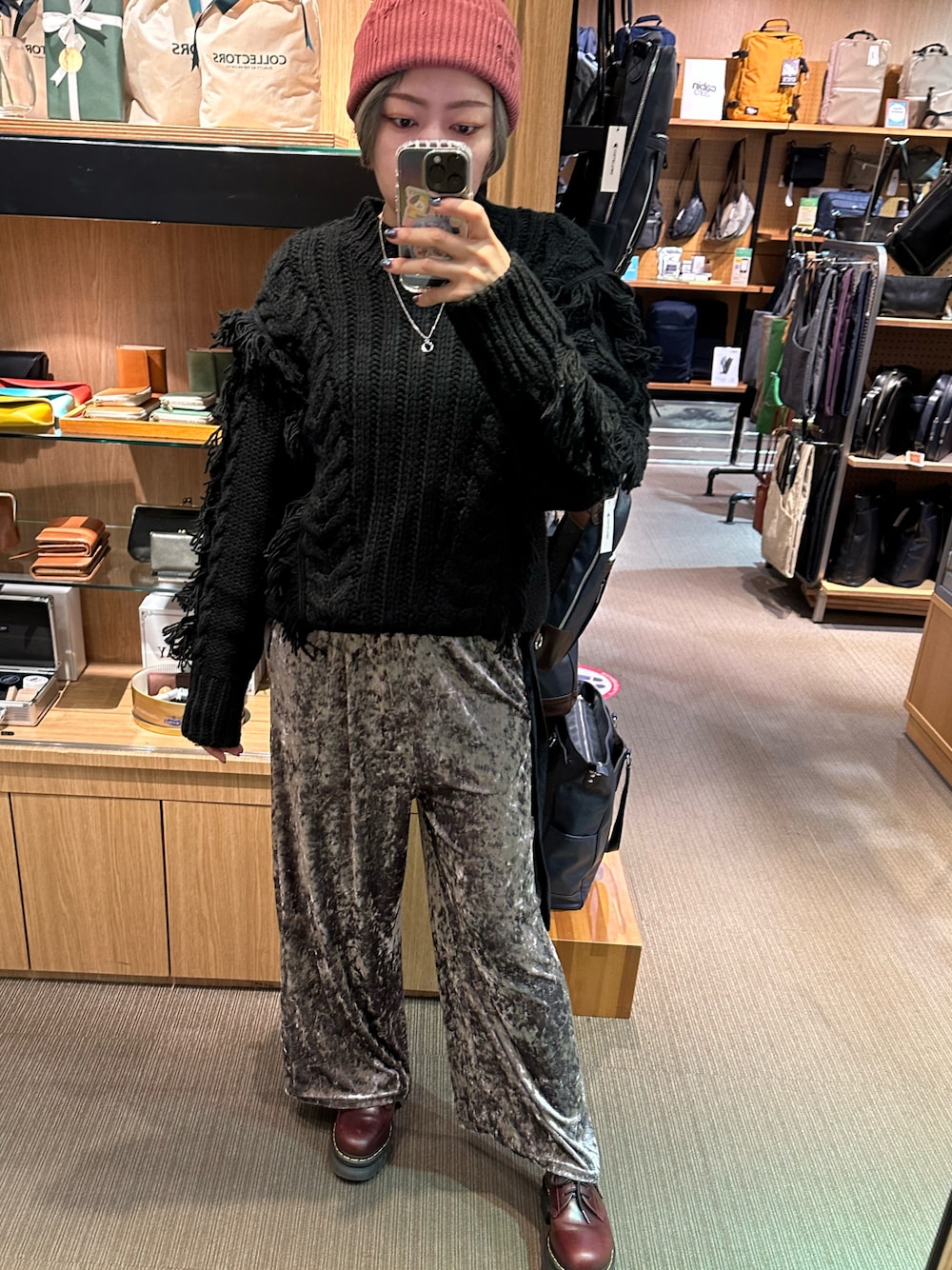 「RACALのアイテム（ニットキャップ/ビーニー、ピンク系）」を使った、IZMさん（レディース・165cm）の冬コーディネートの1枚目の写真