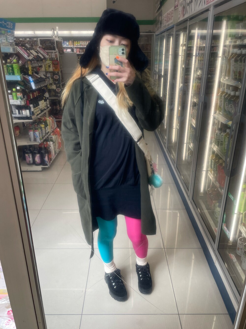 「おみせののアイテム（キャップ、ブラック系）」を使った、IZMさん（レディース・165cm）の秋コーディネートの1枚目の写真
