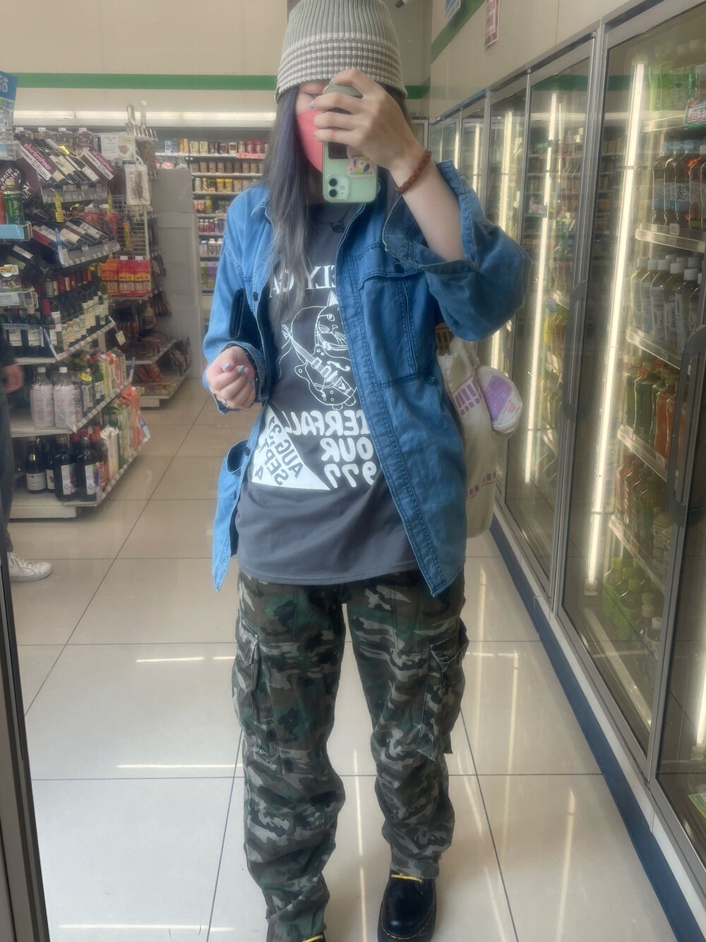 グレー系のTシャツ/カットソー、ブルー系のシャツ/ブラウス、ブラック系のブーツを着用したレディースの春コーディネートの1枚目の写真