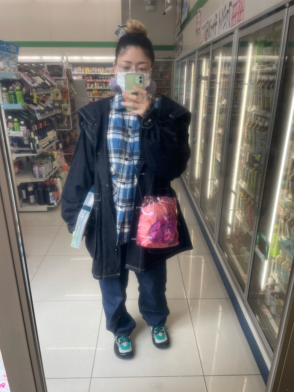 「X-girlのアイテム（バレッタ/ヘアクリップ、ホワイト系）」を使った、IZMさん（レディース・165cm）の秋コーディネートの1枚目の写真
