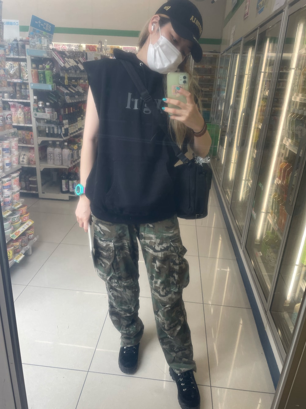 「NEW ERAのアイテム（キャップ、ブラック系）」を使った、IZMさん（レディース・165cm）の夏コーディネートの1枚目の写真