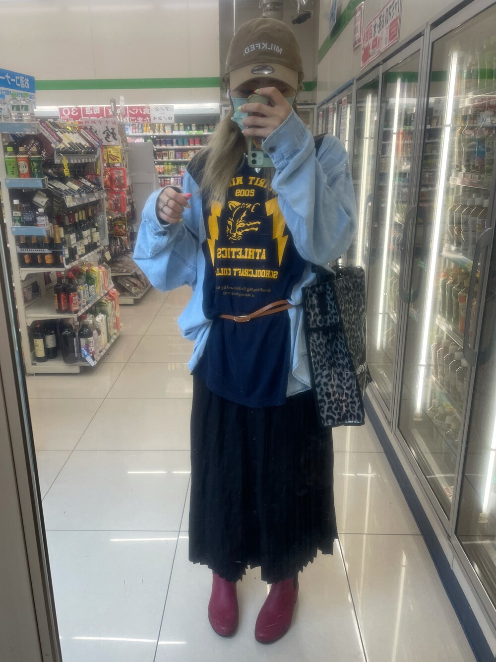 「MILKFED.のアイテム（キャップ、ベージュ系）」を使った、IZMさん（レディース・165cm）の秋コーディネートの1枚目の写真