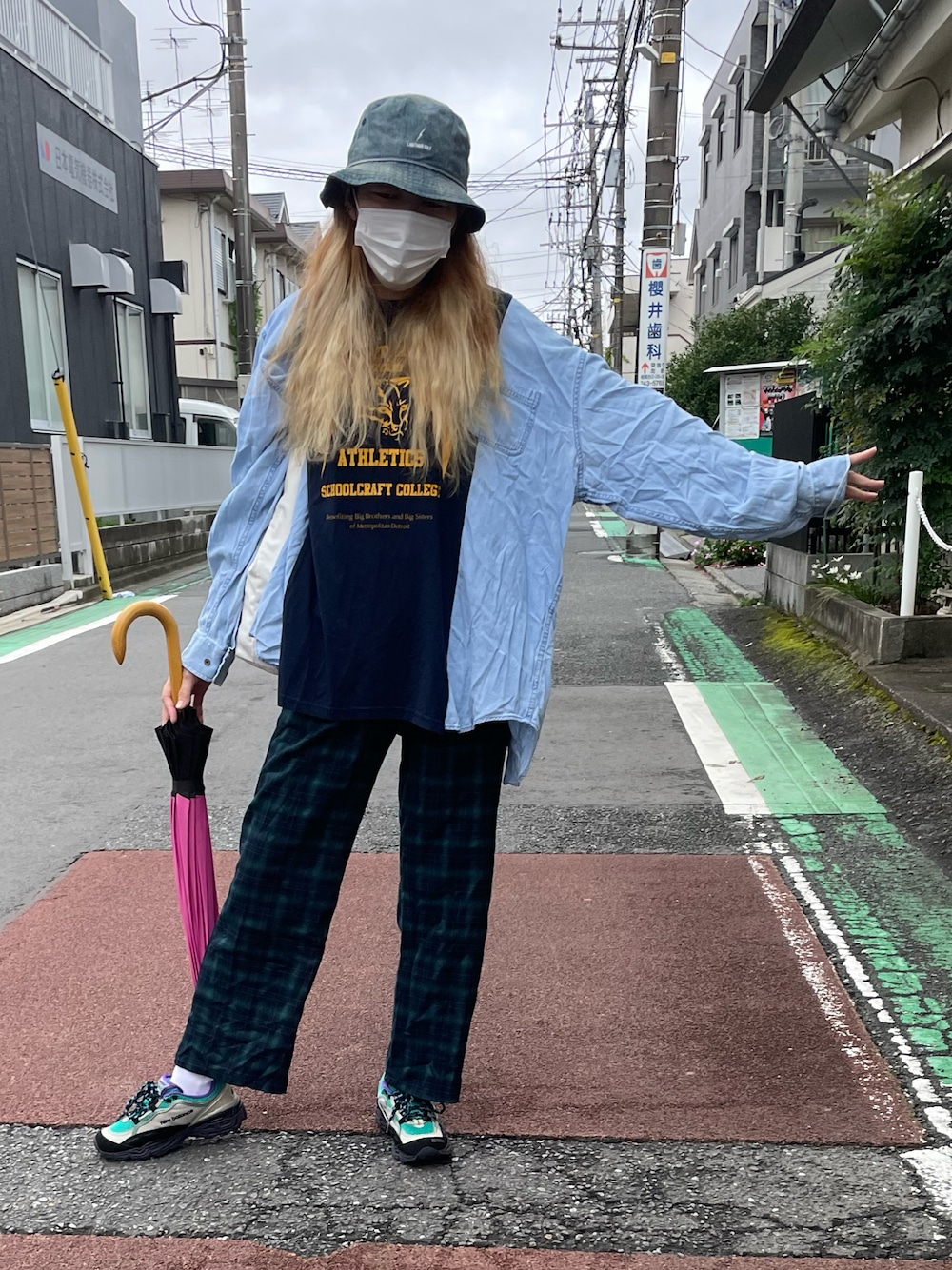 「NEW ERAのアイテム（ハット、ブルー系）」を使った、IZMさん（レディース・165cm）の秋コーディネートの1枚目の写真