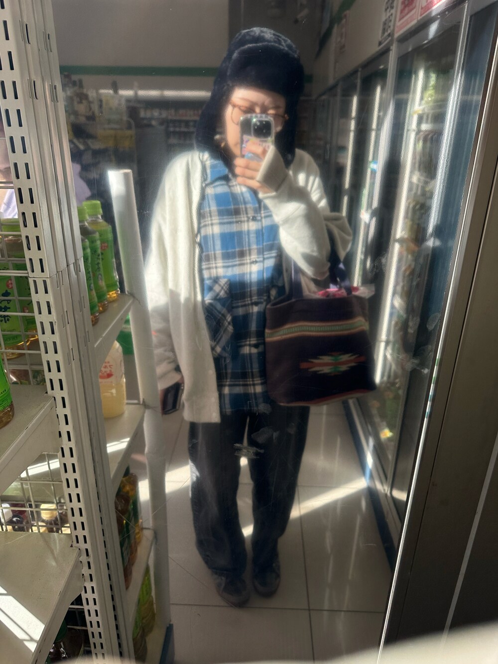 「TENBOXのアイテム（シャツ/ブラウス、ブルー系）」を使った、IZMさん（レディース・165cm）の冬コーディネートの1枚目の写真