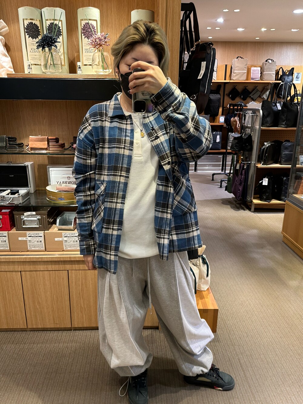 「UNIQLOのアイテム（Tシャツ/カットソー、ホワイト系）」を使った、IZMさん（レディース・165cm）の春コーディネートの1枚目の写真