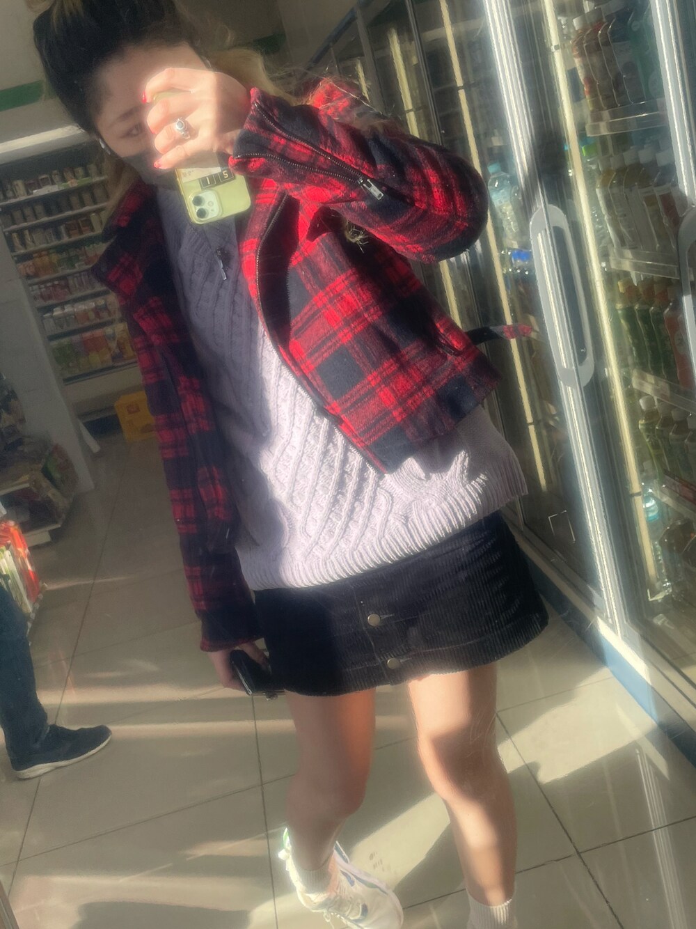 「GAPのアイテム（ライダースジャケット、レッド系）」を使った、IZMさん（レディース・165cm）の冬コーディネートの1枚目の写真