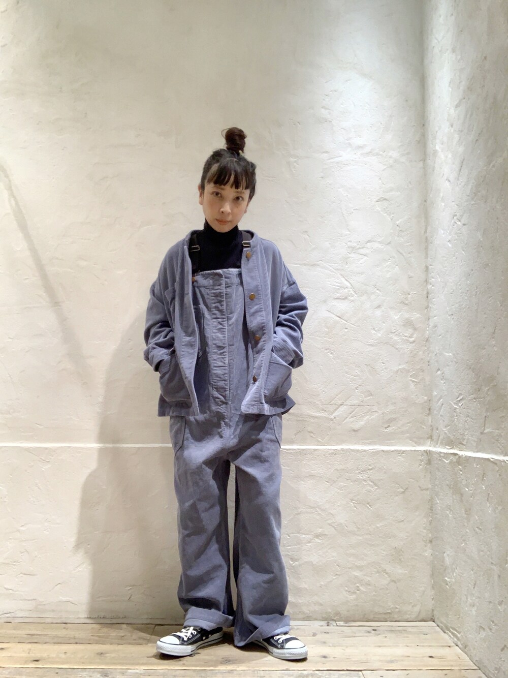 「低身長、コーデュロイ、オーバーオール、RNA-Ｎ、RNA、タートルネック、コンバース、おだんごヘアー、ラクチンコーデ、ootd、お洒落さんとつながりたい、ブルー」｜「RNA-NのO0656 コーデュロイワイドストレートオーバーオール（オールインワン・サロペット、ブルー系）」を使った、hiroseさん（レディース・155cm）の秋コーディネートの1枚目の写真