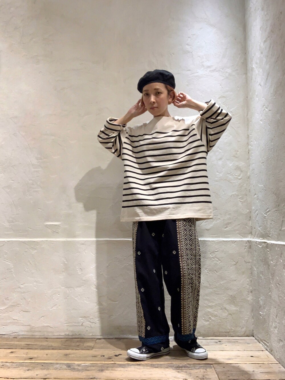 「RNA、RNA-Ｎ、ボーダー、大人カジュアル、ootd、刺繍、柄パンツ、モノトーン、ベレー帽、スニーカー、低身長、ボブ、ハイトーンカラー、おしゃれさんと繋がりたい」｜「RNA-NのR3988 [N EXCLUSIVE]エンブロイダリーパンツ（パンツ、ブラック系）」を使った、hiroseさん（レディース・155cm）の秋コーディネートの1枚目の写真