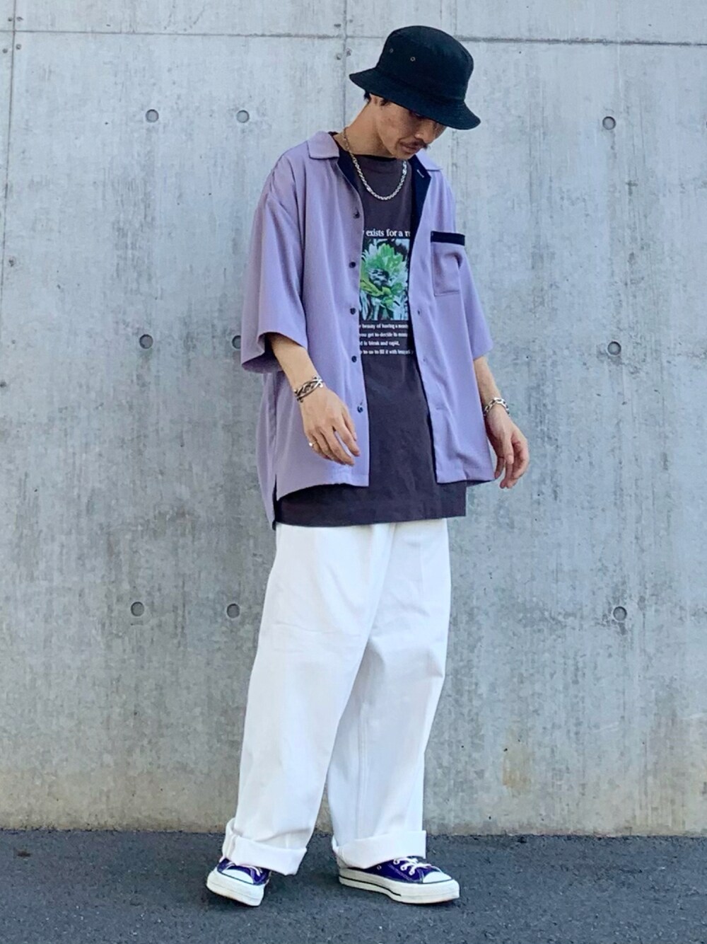 パープル系のシャツ/ブラウス、グレー系のTシャツ/カットソー、ホワイト系のデニムパンツを着用したメンズの夏コーディネートの1枚目の写真