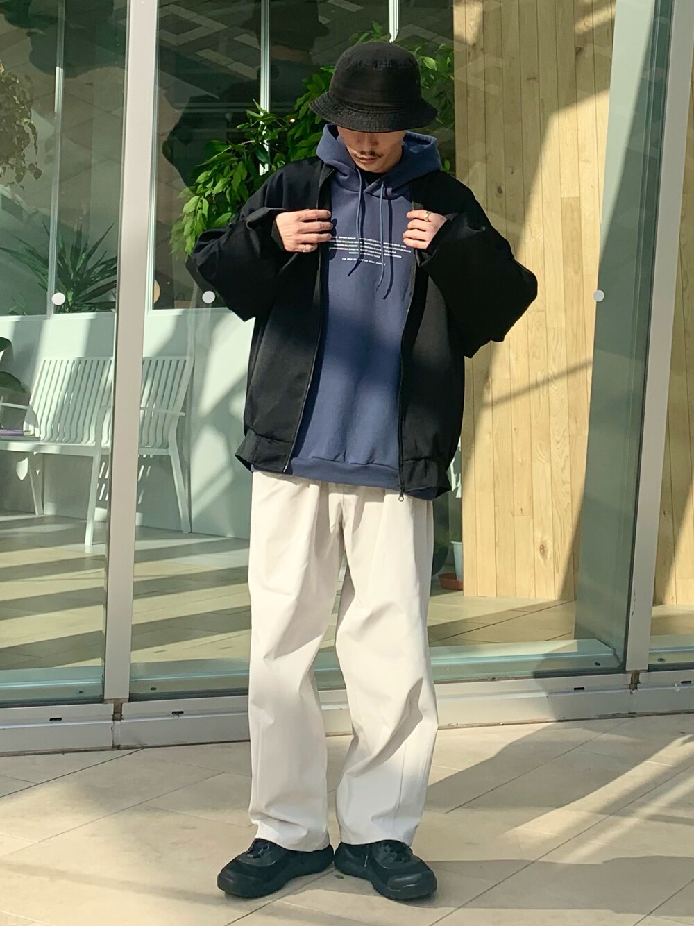 「シンプルスタイル、ストリートコーデ、休日スタイル、秋トレンド2021、パーカー、ビッグシルエット、ワイドパンツ、ハイカットスニーカー、プチプラ、Junred、秋コーデ、スウェット、きれいめカジュアル、ブルゾン、リラックススタイル」｜「JUNREDのボックスプリーツワイドパンツ（チノパンツ、グレー系）」を使った、todaさん（メンズ・165cm）の秋コーディネートの1枚目の写真