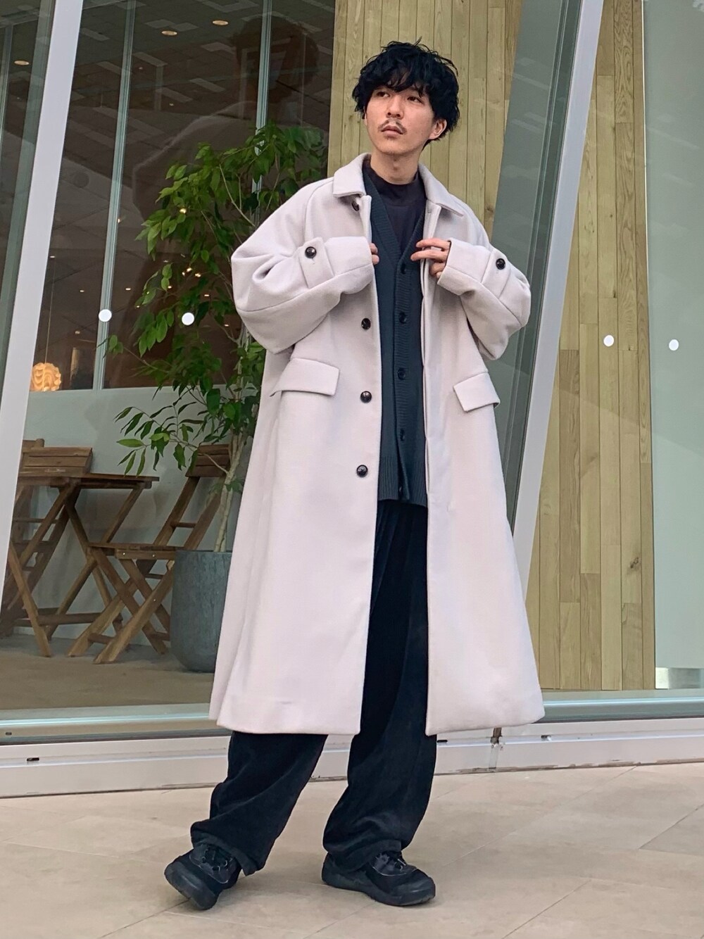 グレー系のその他パンツ、グレー系のカーディガン/ボレロ、ホワイト系のステンカラーコートを着用したメンズの冬コーディネートの1枚目の写真