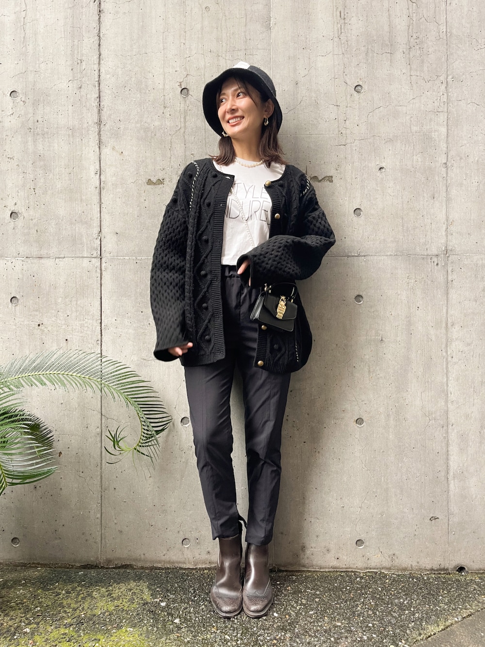 ブラック系のその他パンツ、ブラック系のショルダーバッグ、ホワイト系のTシャツ/カットソーを着用したレディースの秋コーディネートの1枚目の写真