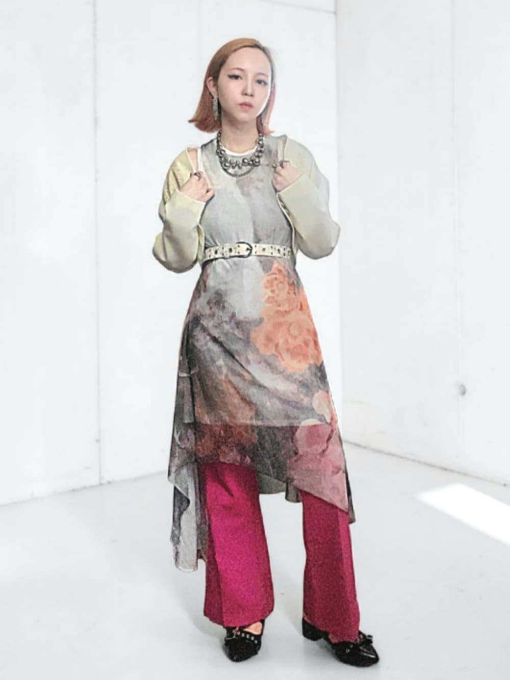 ブラック系のワンピース、ピンク系のその他パンツ、ブラック系のパンプスを着用したレディースの春コーディネートの1枚目の写真