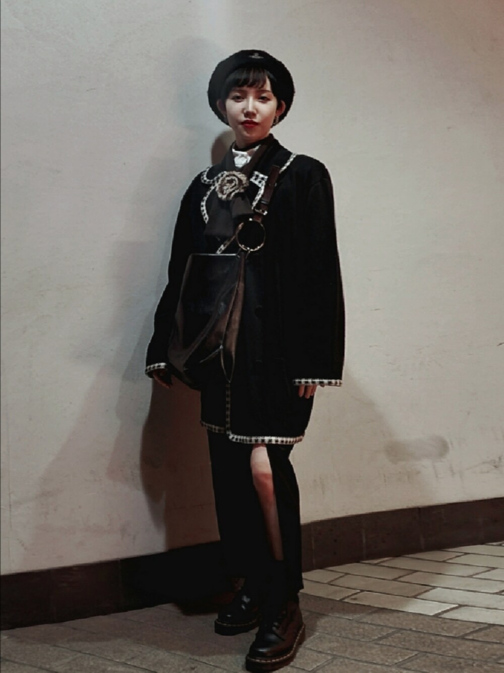 「ファッションを楽しもう、レトロ、Dr.Martens、モノトーン、古着、古着MIX、ベレー帽、冬コーデ、ブラック、タイトスカート、個性派、ハイネック、マフラー」｜「Dr. Martensのアイテム（ブーツ、ブラック系）」を使った、琳さん（レディース・152cm）の秋コーディネートの1枚目の写真