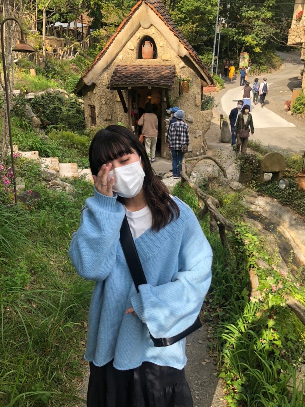 「休日スタイル、秋のコーデ、お洒落さんとつながりたい、ニット、低身長コーデ、オトナカジュアル、ootd、ニット/セーター、ボリューム袖、ブラック、ショルダーバッグ、リラックススタイル」｜「shopnikonikoのミニショルダースクエアバッグ（ショルダーバッグ、ブラック系）」を使った、くれはさん（レディース・148cm）の秋コーディネートの1枚目の写真