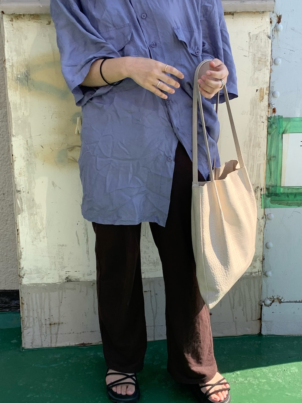 「夏コーデ、シンプル、パンツスタイル、おしゃれさんと繋がりたい、ラクチンコーデ、休日スタイル」｜「LOWRYS FARMのＦＬトートＢＡＧ　844093（トートバッグ、ホワイト系）」を使った、くれはさん（レディース・149cm）の夏コーディネートの1枚目の写真