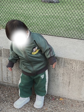 「NIKE（ナイキ）のアイテム（スニーカー、ホワイト系）」を使った、のんのんさん（キッズ・80cm）の春コーディネート