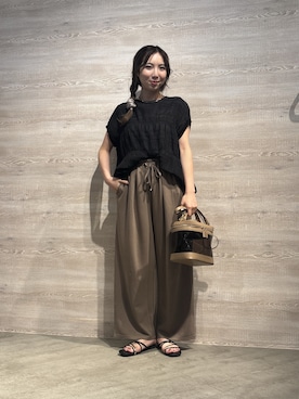 「Jena espace merveilleux(ジェナ エスパスメルヴェイユ)の〈7/22インスタライブご紹介アイテム〉シャーリングブラウス(シャツ/ブラウス、ブラック系)」を使った、鈴さん(レディース・158cm)の夏コーディネート