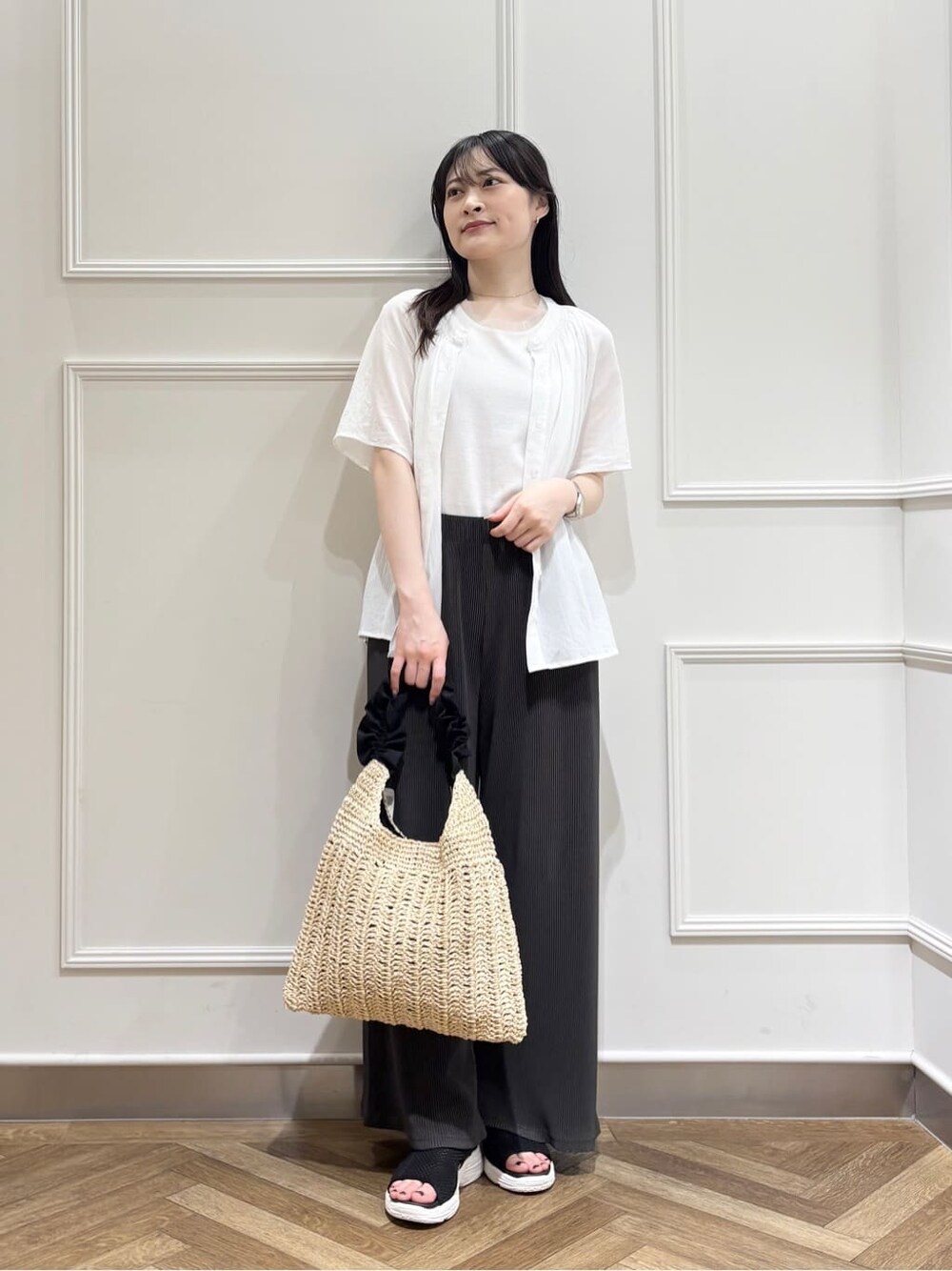 ホワイト系のシャツ/ブラウス、ホワイト系のTシャツ/カットソー、グレー系のその他パンツを着用したレディースの夏コーディネートの1枚目の写真
