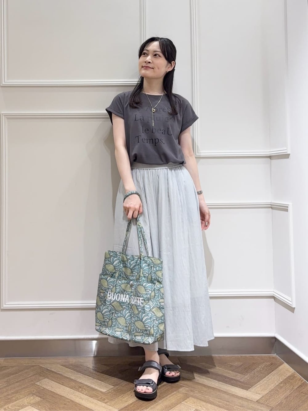 グレー系のTシャツ/カットソー、グリーン系のその他パンツ、シルバー系のサンダルを着用したレディースの夏コーディネートの1枚目の写真
