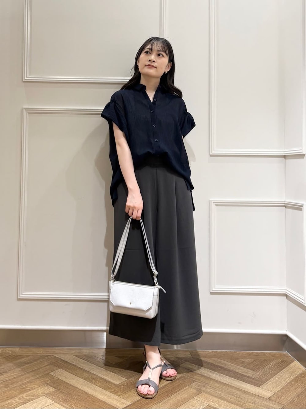 ブルー系のシャツ/ブラウス、シルバー系のタンクトップ、グレー系のその他パンツを着用したレディースの夏コーディネートの1枚目の写真