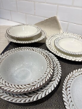 「212 KITCHEN STORE（トゥワントゥキッチンストア）のブロウ プレートS GY（食器、その他）」を使った、バタコさんの冬コーディネート