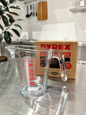 「212 KITCHEN STORE（トゥワントゥキッチンストア）のメジャーカップ500ml レトロエディション1975 ＜Pyrex パイレックス＞（キッチンツール、その他）」を使った、バタコさんの冬コーディネート
