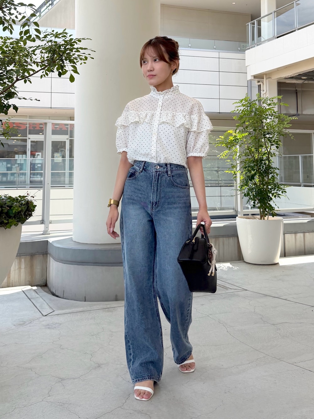 ホワイト系のシャツ/ブラウス、ブルー系のデニムパンツ、ブラック系のボストンバッグを着用したレディースの夏コーディネートの1枚目の写真