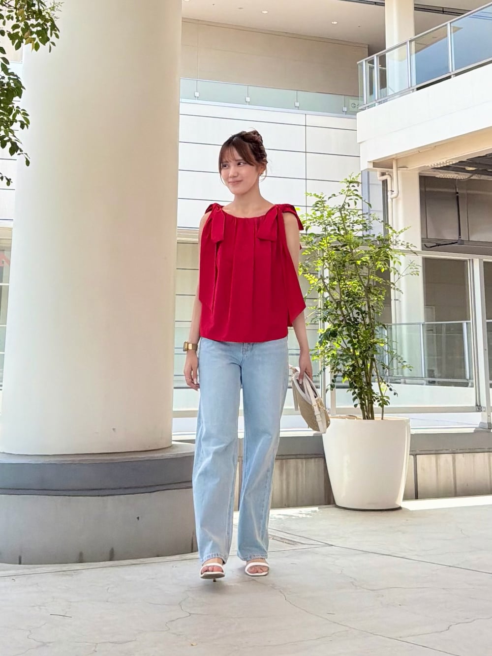 レッド系のシャツ/ブラウス、ブルー系のデニムパンツ、ホワイト系のショルダーバッグを着用したレディースの夏コーディネートの1枚目の写真