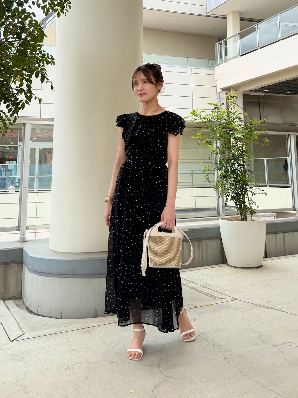 ブラック系のワンピース、ホワイト系のショルダーバッグを着用したレディースの夏コーディネートの1枚目の写真
