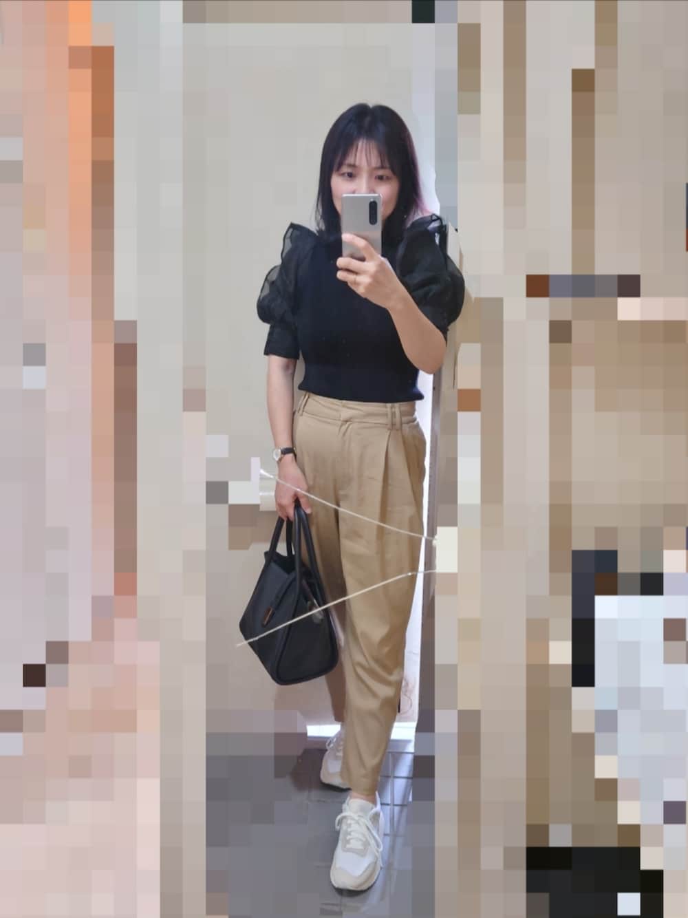 ブラック系のニット/セーター、ベージュ系のチノパンツ、ブラック系のトートバッグを着用したレディースの夏コーディネートの1枚目の写真